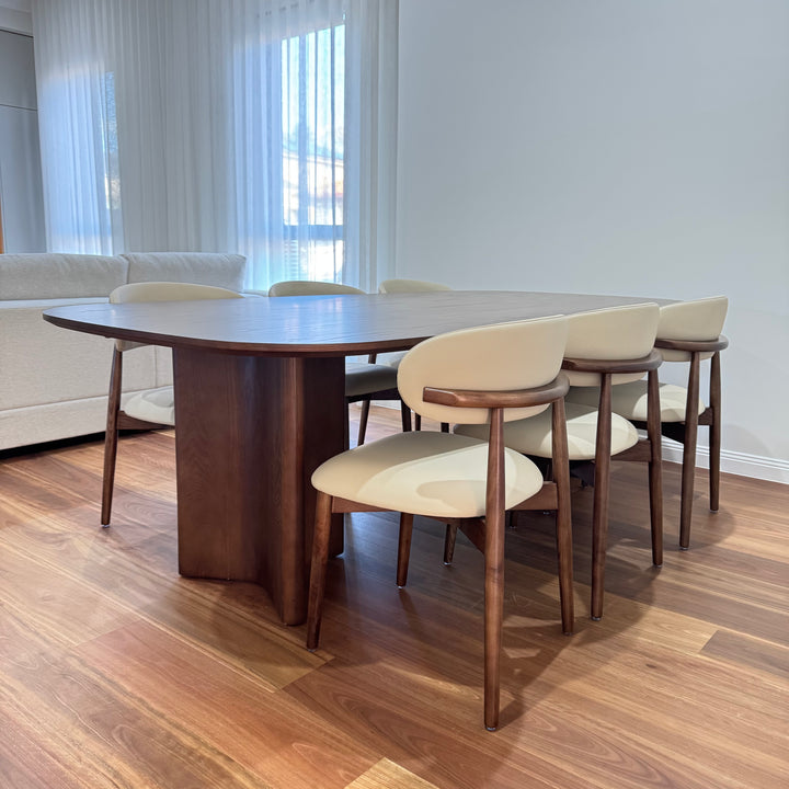 Aurelia luxurious dining table