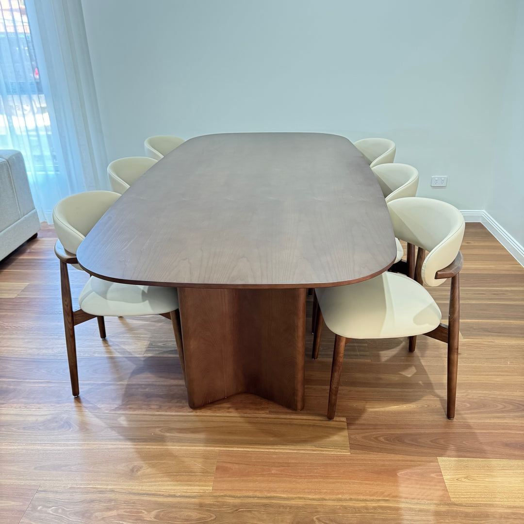 Aurelia luxurious dining table