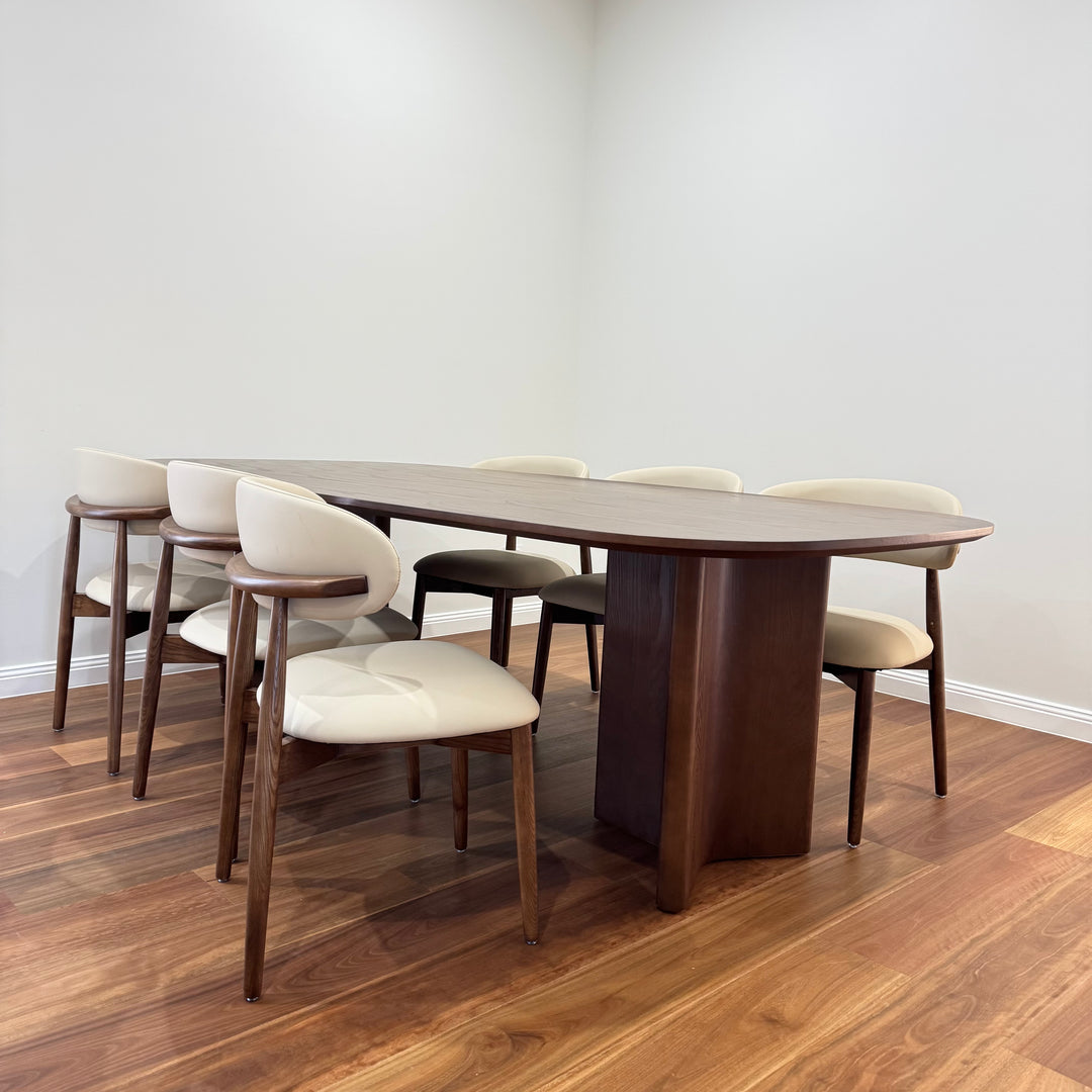 Aurelia luxurious dining table